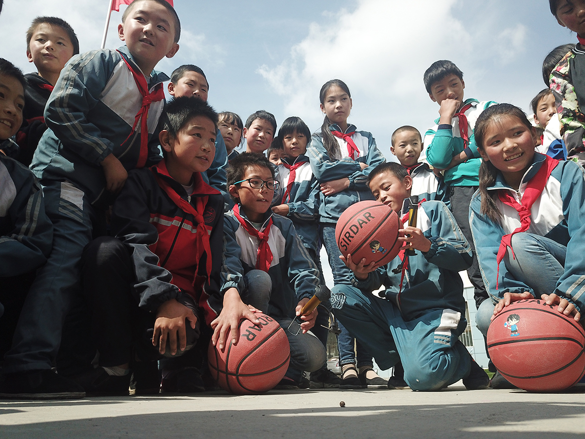 中西部山區(qū)公益組織吁請(qǐng)江蘇愛(ài)心人士：少捐衣，多捐球吧！